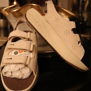 Easy Spirit Forfunt Sandals Women Size 8M  Beige Antigravity Leather Upper